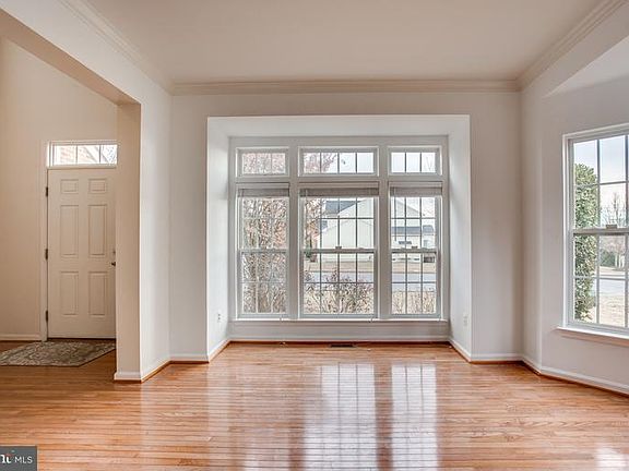 2nd image of 906 Riverdale Cir