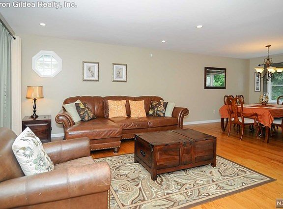 2nd image of 17 Linden Pl