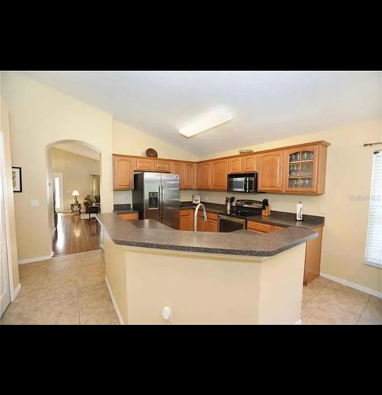 4 bed, 1922 sqft, $2,450 — Photo 2