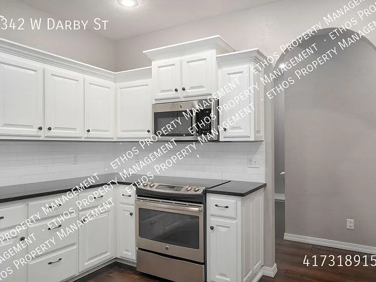 2342 W Darby St — Photo 18