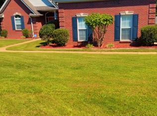 94 Sunnybrook Ct, Deatsville, AL 36022