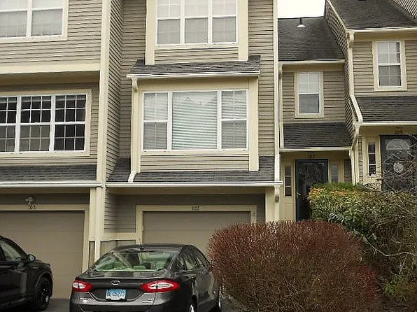 107 Paugusett Cir, Trumbull, CT 06611