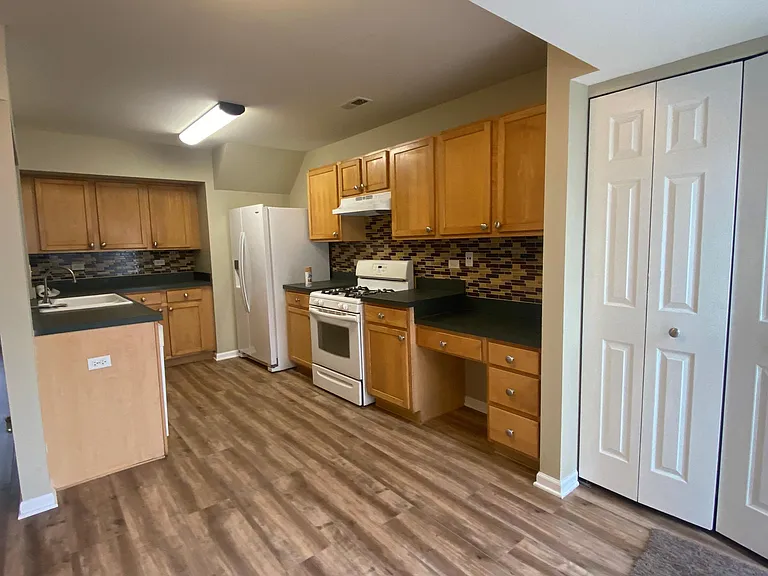 995 Symphony Dr — Photo 6