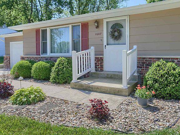3rd image of 1607 Villa Ct