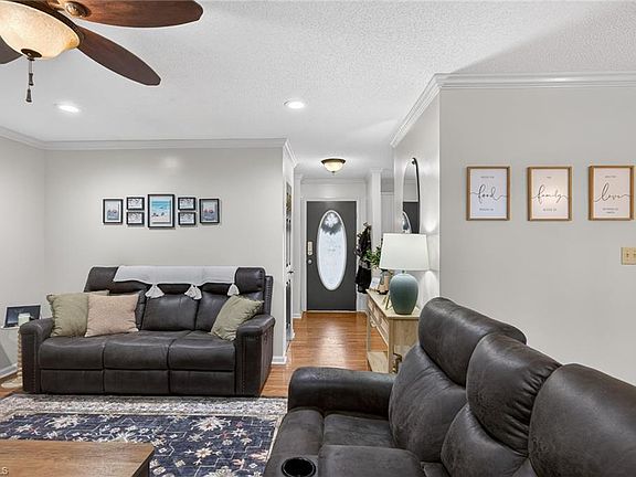 4th image of 370 Lee Rd