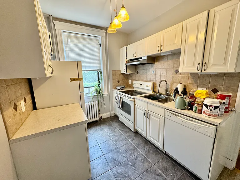 6 Sutherland Rd #3 — Photo 3