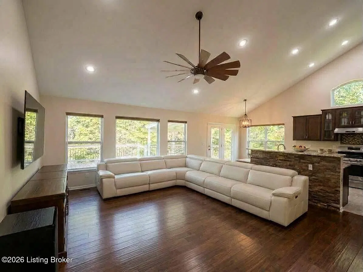 5 bed, 4.0 bath, 3850 sqft, $3,600 — Photo 2