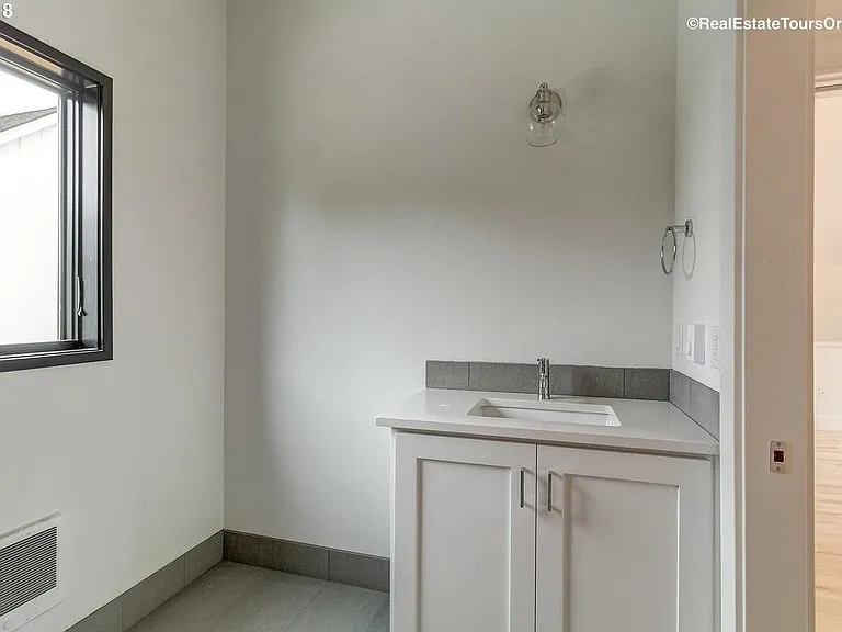 2054 NE Morgan St #B — Photo 4