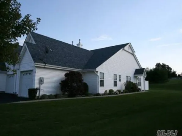 67 Rolling Meadow Ln, Riverhead, NY 11901