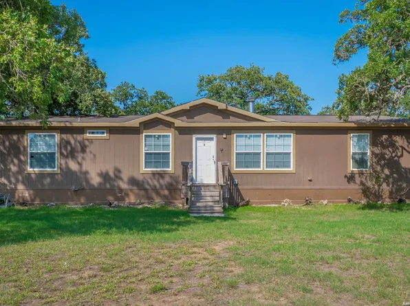 5121 County Road 427, Stockdale, TX 78160