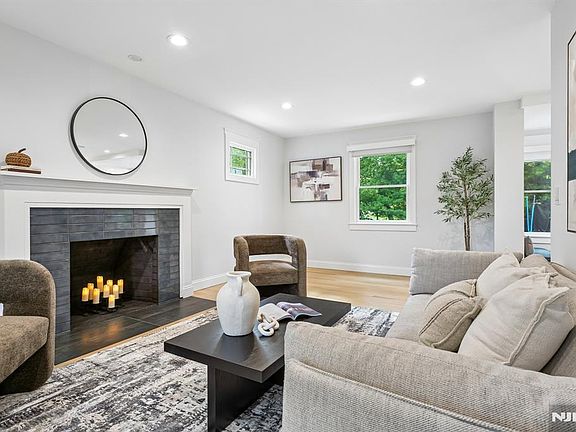 3rd image of 186 Midwood Road
