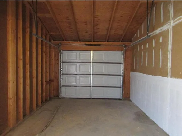 627 Willow Creek Ct — Photo 2