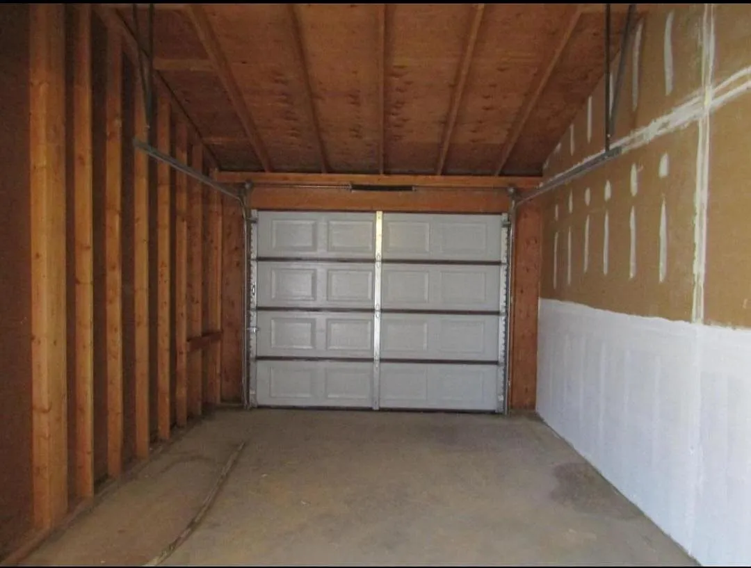 Building Photo - 627 Willow Creek Ct