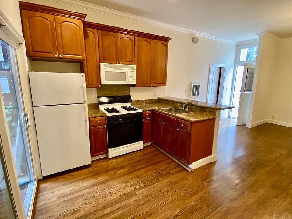 1st image of 3046 Steiner St