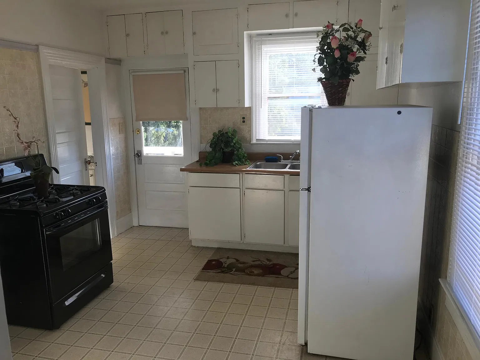 2 bed, 900 sqft, $1,650 — Photo 1