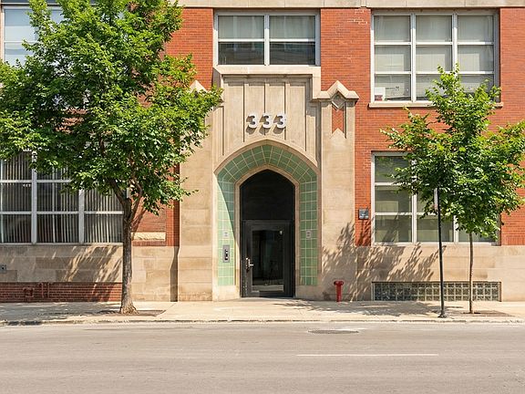 2nd image of 333 S Des Plaines St #306