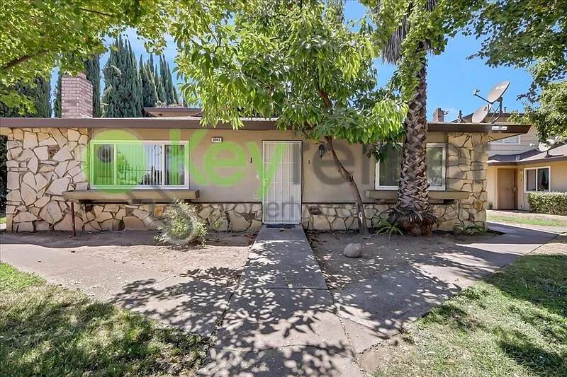 2 bed, 1.0 bath, 903 sqft, $1,600 — Photo 3