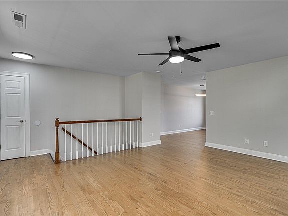 5th image of 914 Fuller Glen Cir