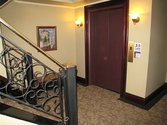 3rd image of 4540 Lindell Blvd APT 105