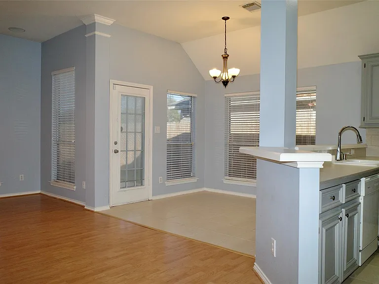 1506 Rogers Lake Ln — Photo 6