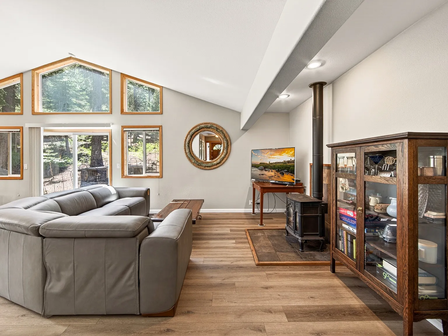 3 bed, 1347 sqft, $5,250 — Photo 3