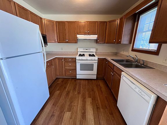 3rd image of 220 Tanglewood Dr
