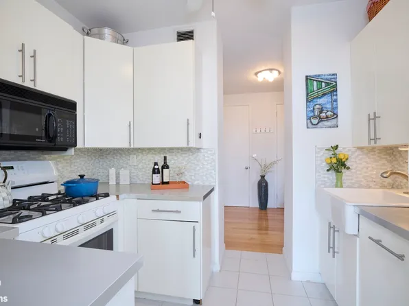 2000 Broadway image 4 of 15