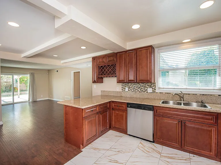 15412 Shasta Ln — Photo 9