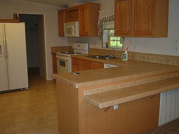 KITCHEN W/BREAKFAST BAR