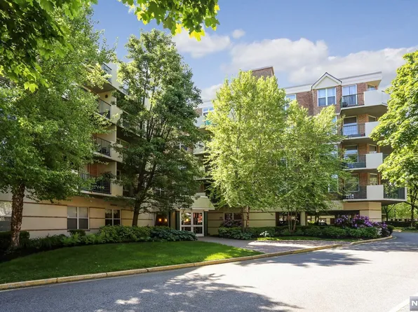 200 Grand Cove Way #2DN, Edgewater, NJ 07020