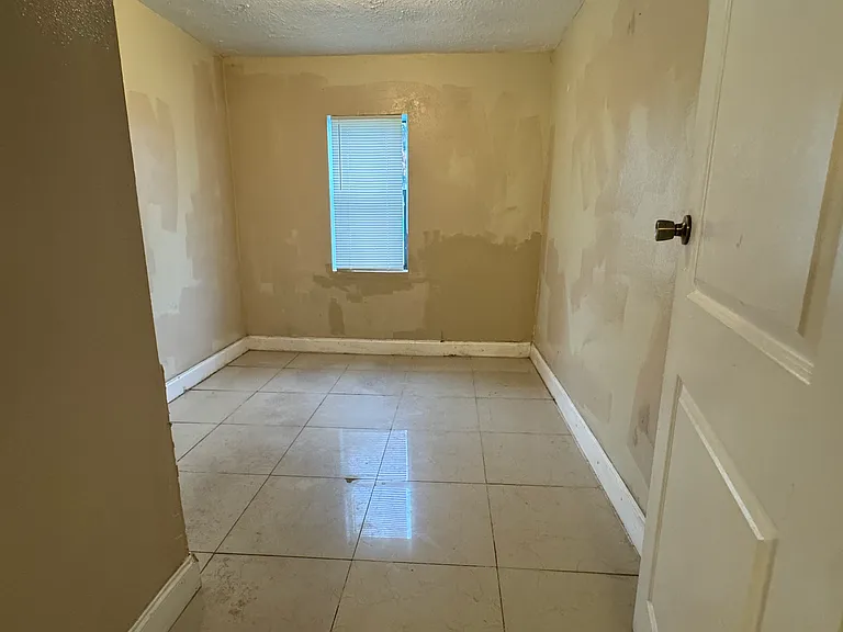 1510 Avenue H — Photo 4