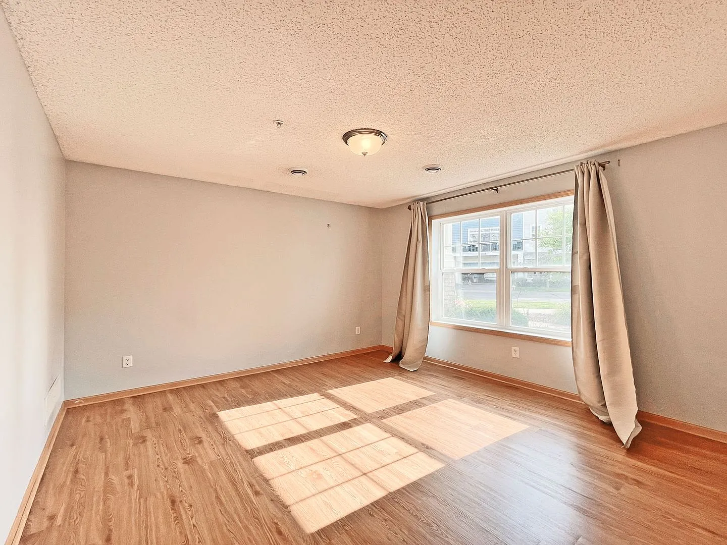 Spacious 3BR Plus Office, 3 Bath, 2 Car Garage, Fireplace, Deck, Large Kitchen, Primary Suite & M... — Photo 4