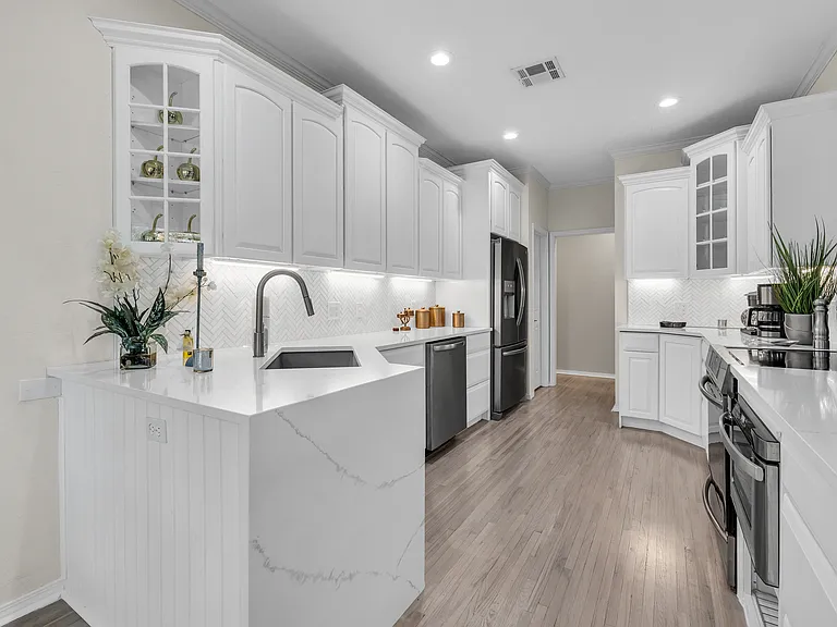 11317 S Oxford Ave — Photo 4
