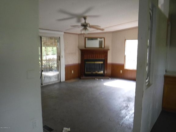 4th image of 18835 Beaver St W