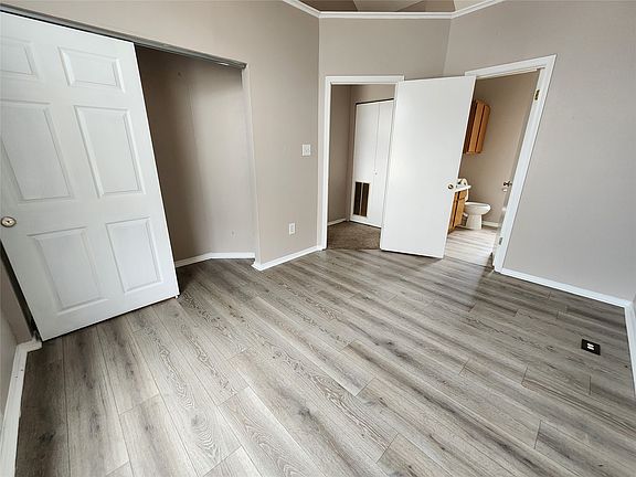 4th image of 306 Settlers Park Dr