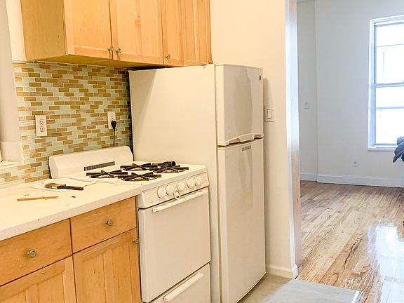 4th image of 114 E 1st St #A21