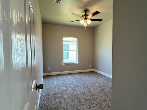5th image of 821 Edgar St