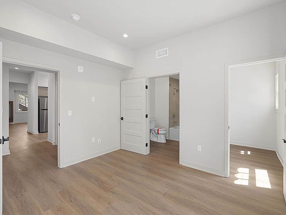 3rd image of 840 N Fair Oaks Ave #201