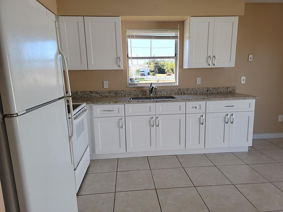 4th image of 161 Cape Coral Pkwy W #A