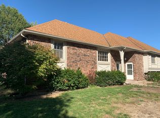 217 NW Highland Ln, Blue Springs, MO 64014