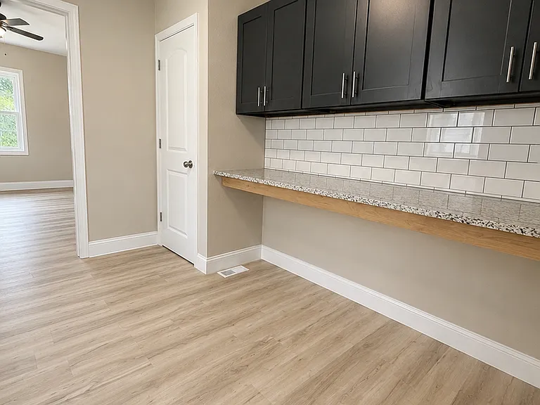 2556 Center St — Photo 4