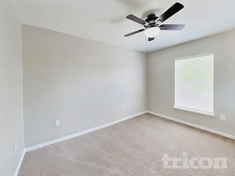 13561 Linden Dr — Photo 17