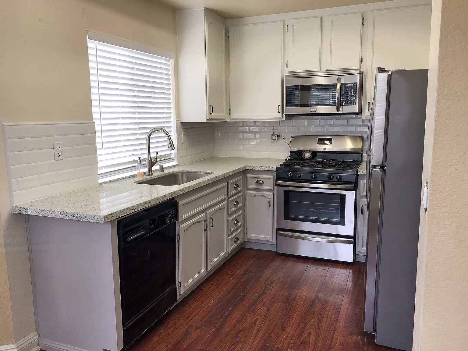 2 bed, 1040 sqft, $2,900 — Photo 2