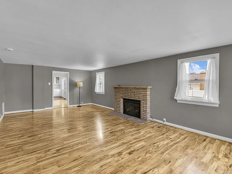 6582 S Jefferson St — Photo 4