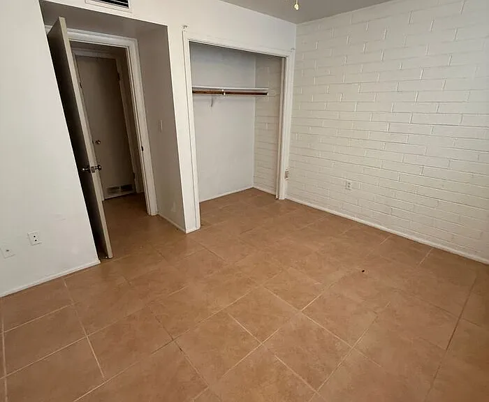 1007 E Silver St — Photo 7