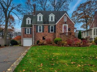 35 Laurel Dr, Needham, MA 02492