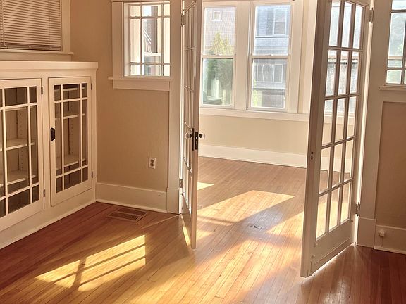 Don't know about you, but built-in bookcases and French doors just naturally help me to relax. And there actually are so few of them in apartments anymore.