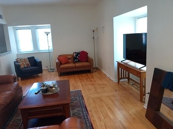 4th image of 556 W Arlington Pl APT 3