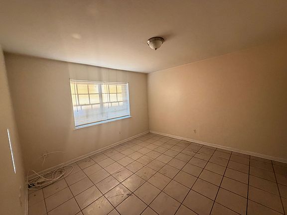 3rd image of 3310-3320 Kabel Dr #3310-C