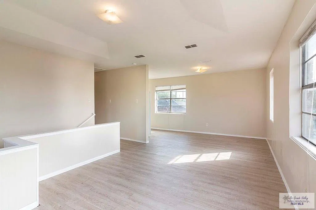3 bed, 1.0 bath, 960 sqft, $1,200 — Photo 3